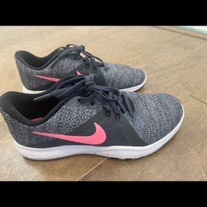 Woman's Nike Training Tennis Shoes 👟